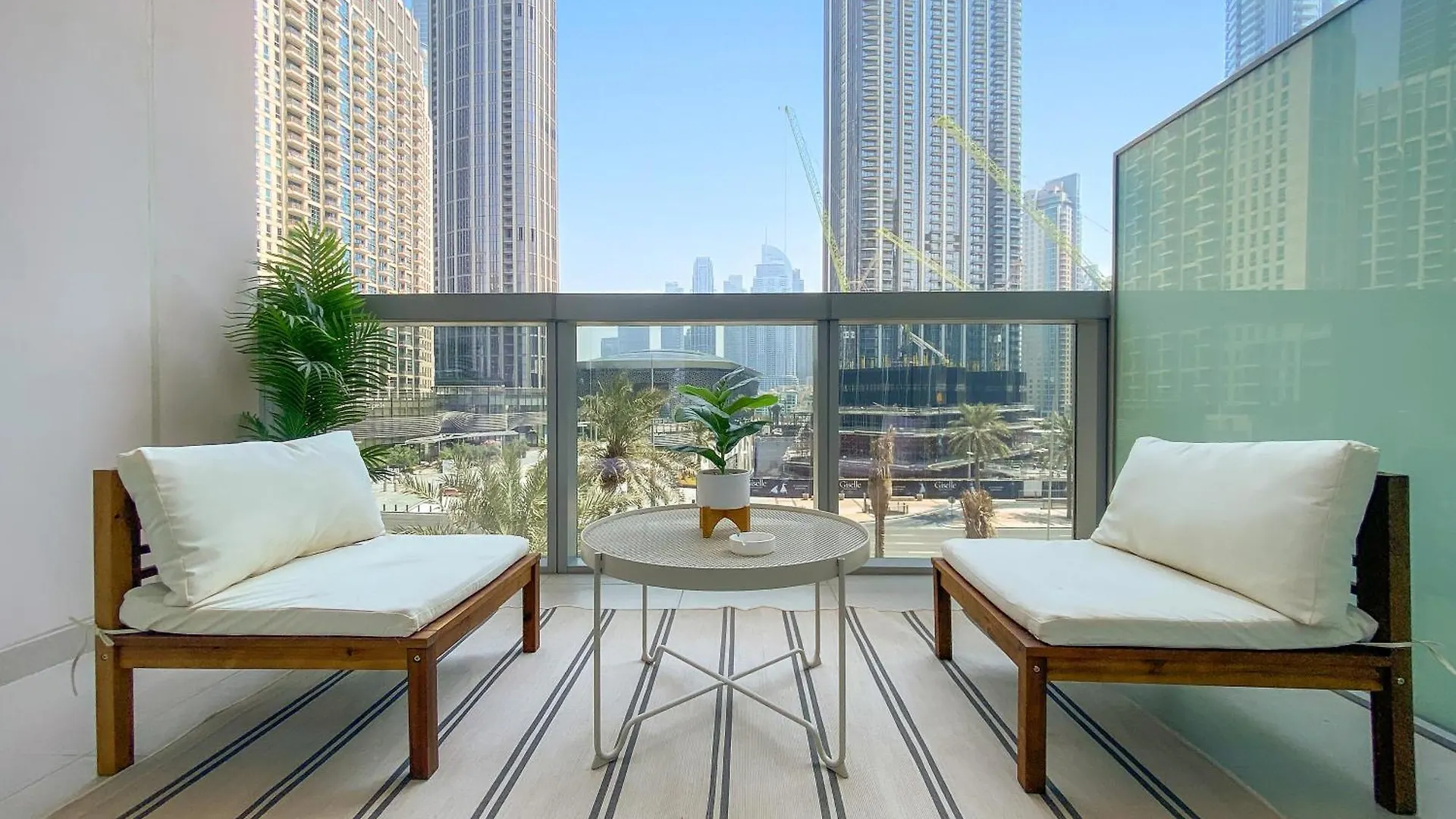 Superb 1Bed With Pool & Gym Near The Burj Khalifa Apartment Dubai